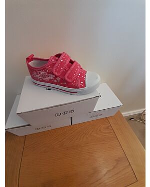 GIRL CANVAS TRAINERS  WITH VELCRO STRAPS AND STARS PL9076